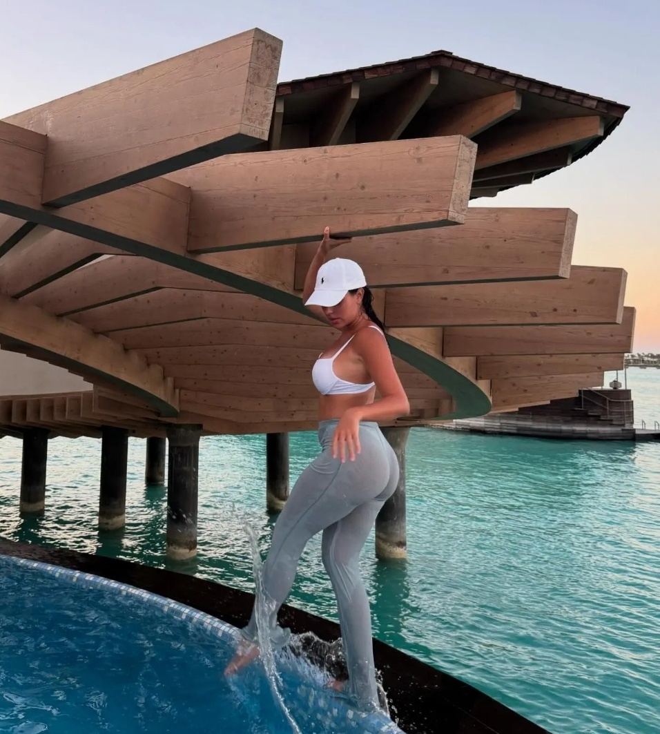 c罗晒自己携老婆孩子到海边度假照引热议,球迷:躺着都那么凸