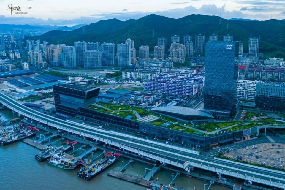 舟山沈家门是世界三大渔港之一，航拍视角下桅樯林立，场面十分壮观_腾讯新闻