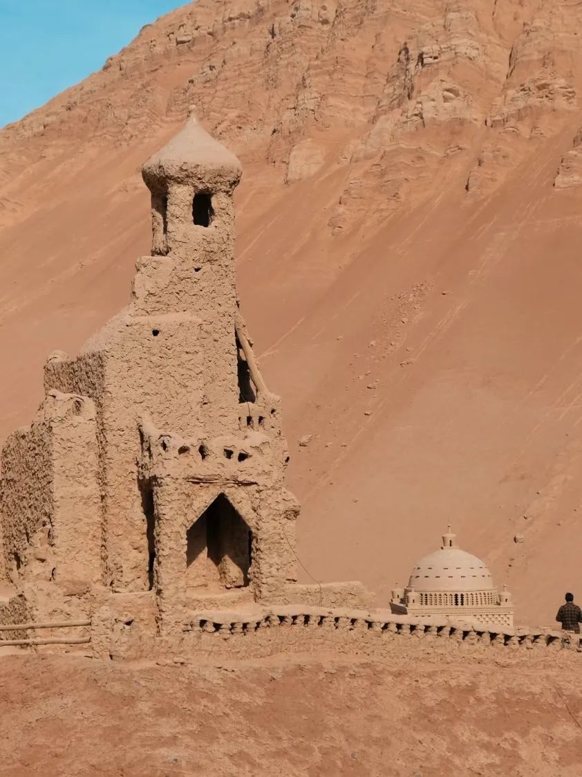 新疆大漠土艺馆凭借吐鲁番干旱少雨的条件,就地取材,以当地泥土为原料