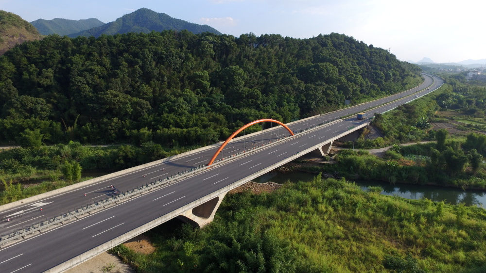 万吨桥跳双人舞雄信高速跨赣韶铁路双幅转体桥成功转体