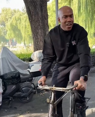 地道老北京儿马布里社媒晒自己的老物件二八大杠自行车