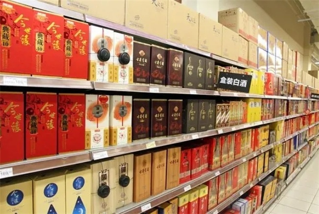 其实就是用酒曲固态发酵而来,原料只有粮食的白酒,相较于酒精勾兑酒