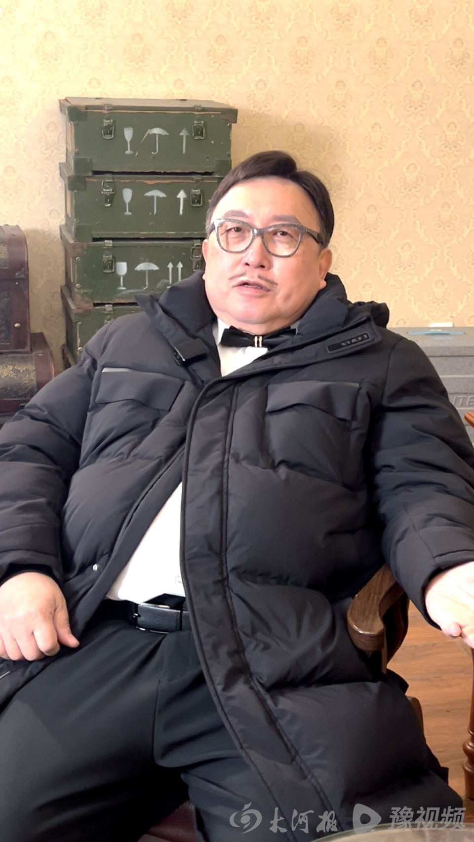香港导演王晶首部参演短剧落地郑州，记者实探拍摄现场，王晶称“郑州短剧产业配套成熟，南方演员也适应这里”_腾讯新闻