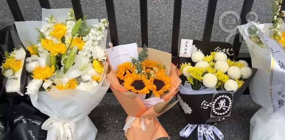 市民自发前往,娃哈哈门口摆满献花!