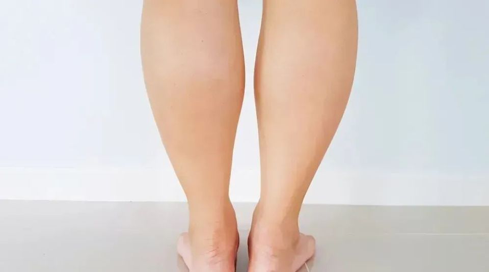 于是,足底错了,脚联动脚踝,脚踝联动小腿