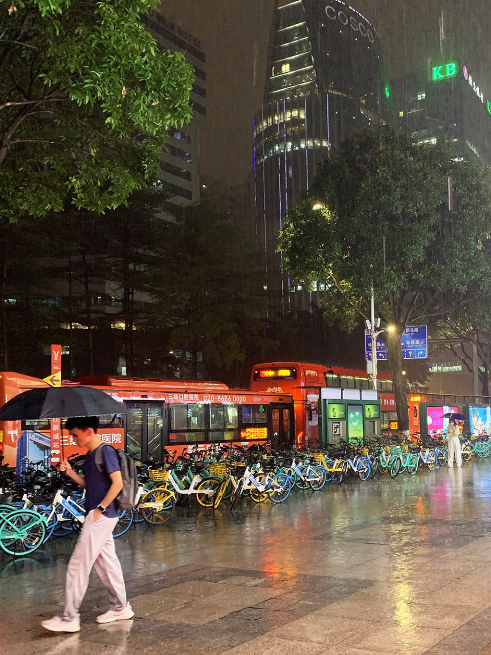 3月30日,福州市仓山区,天空乌云密布,上午的晴天瞬间风雨交加替代