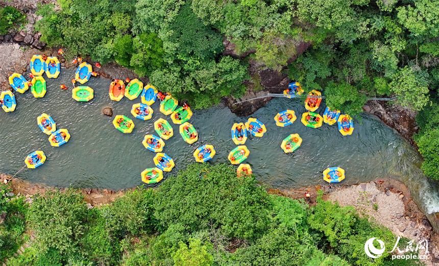 江西资溪:峡谷漂流成暑期旅游热门打卡地