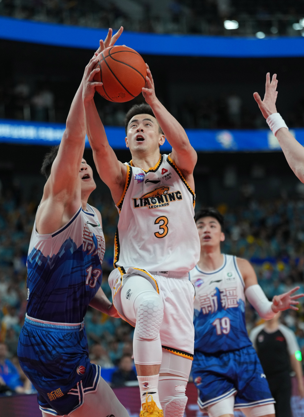 5月22日,辽宁本钢队球员赵继伟(前右)在比赛中上篮.