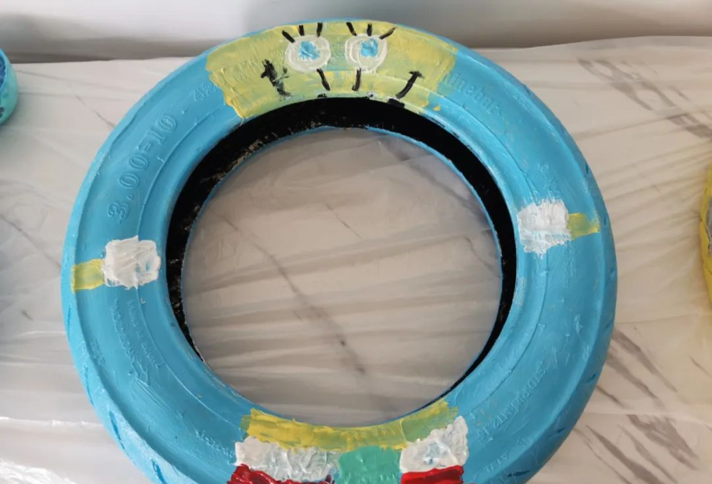 各亲子家庭充分发挥自己的创意,用灵巧的双手在轮胎上绘画出美丽的