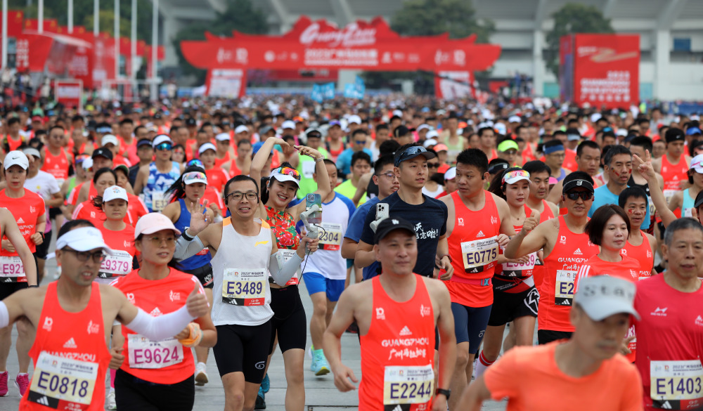 马拉松2023广州马拉松赛鸣枪开跑