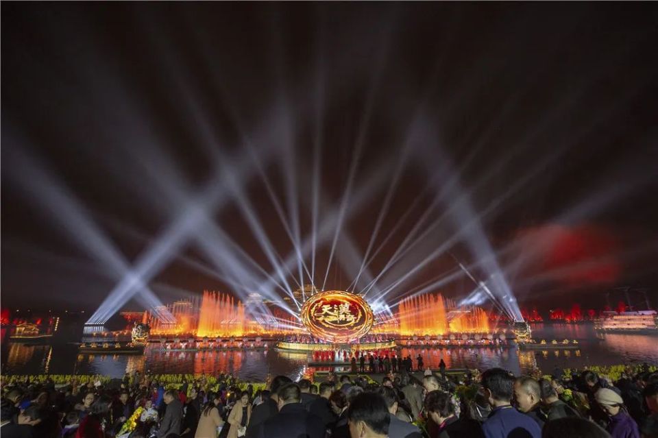 在汉文化博览园,游客们穿汉服,览人文,观演出,体验着兴汉胜境景区特有