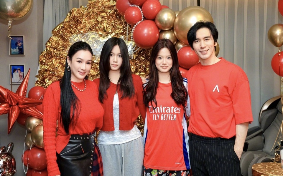 钟丽缇为越南妈妈过78岁生日,爸爸罕见露面,一家人穿红色好喜庆