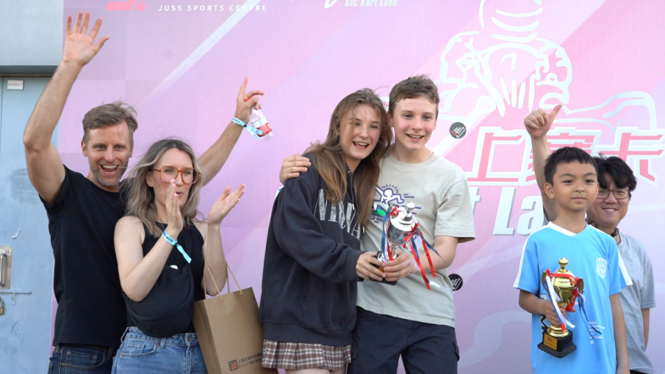 夕阳下,大家齐声喊出:"we love shanghai!we love jiading!