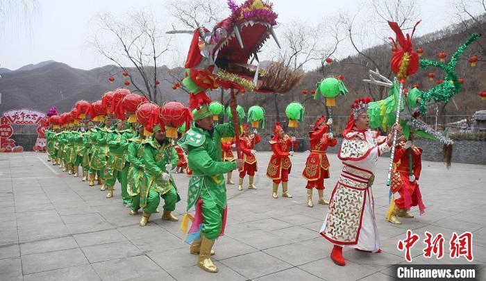 河北省石家庄市赞皇县嶂石岩景区,正在表演赞皇铁龙灯"双龙出海"