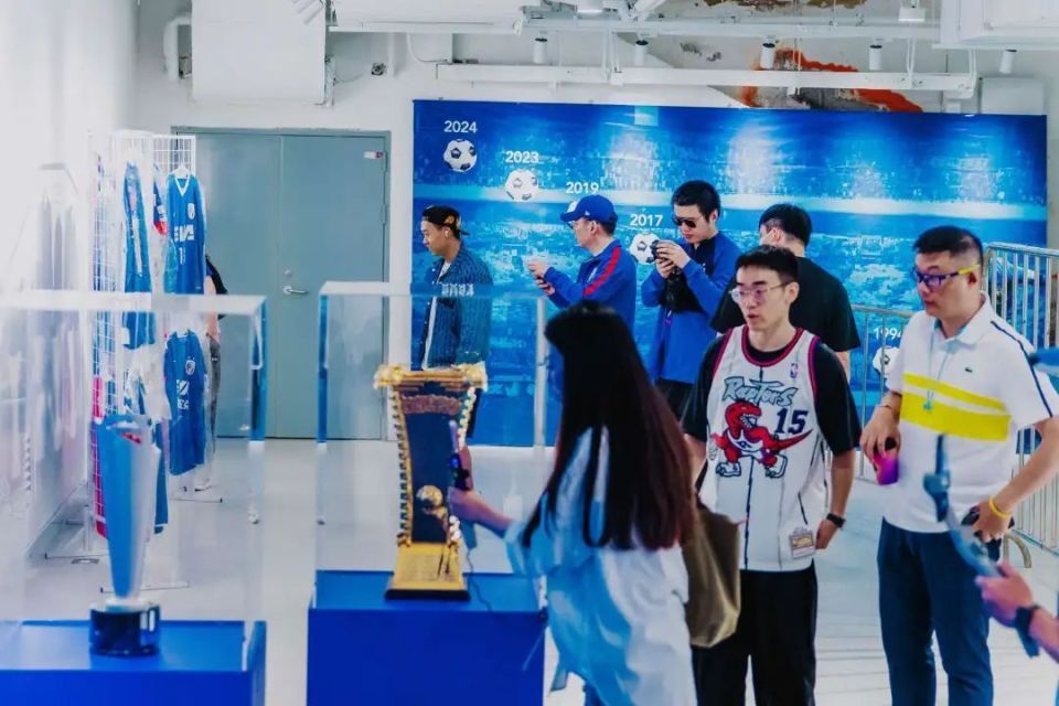 "蓝魔"球迷集合!申花"闪现"杨浦