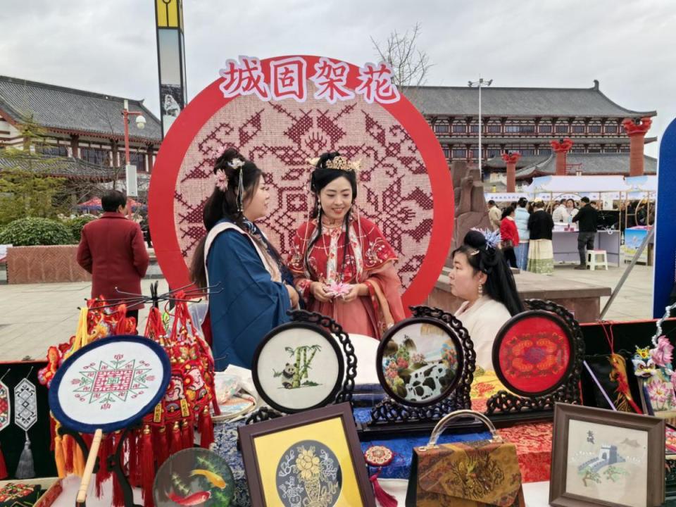 百万亩油菜花竞相绽放|2024最美油菜花海汉中旅游文化节启动_腾讯新闻