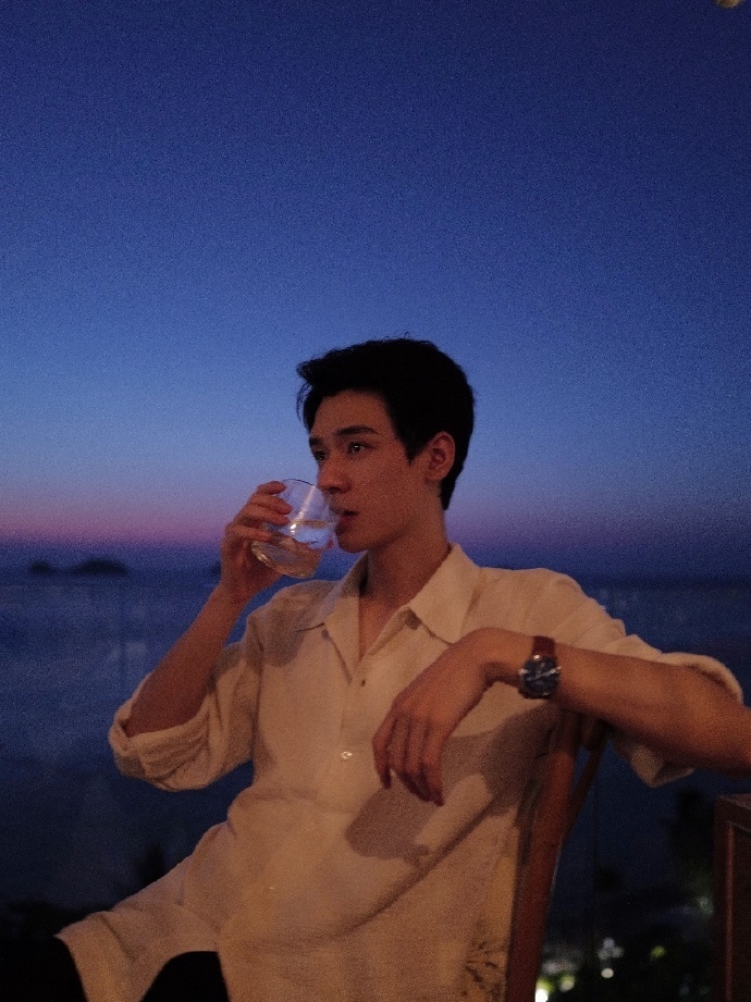 龚俊晒生活照大秀身材网友又慷慨了龚俊