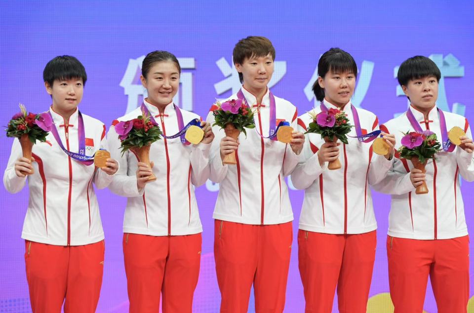 亚运会乒乓球女子团体决赛中,中国队以3比0战胜日本队,赢下本届比赛