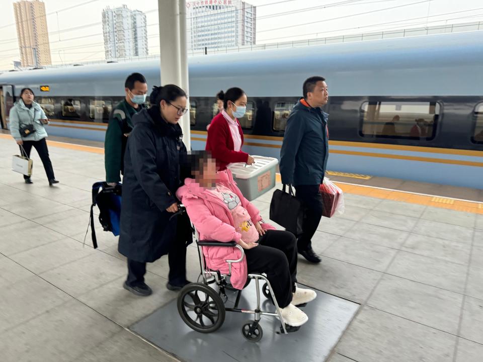孕妇高铁突然临盆 众人合力迎接生命_腾讯新闻