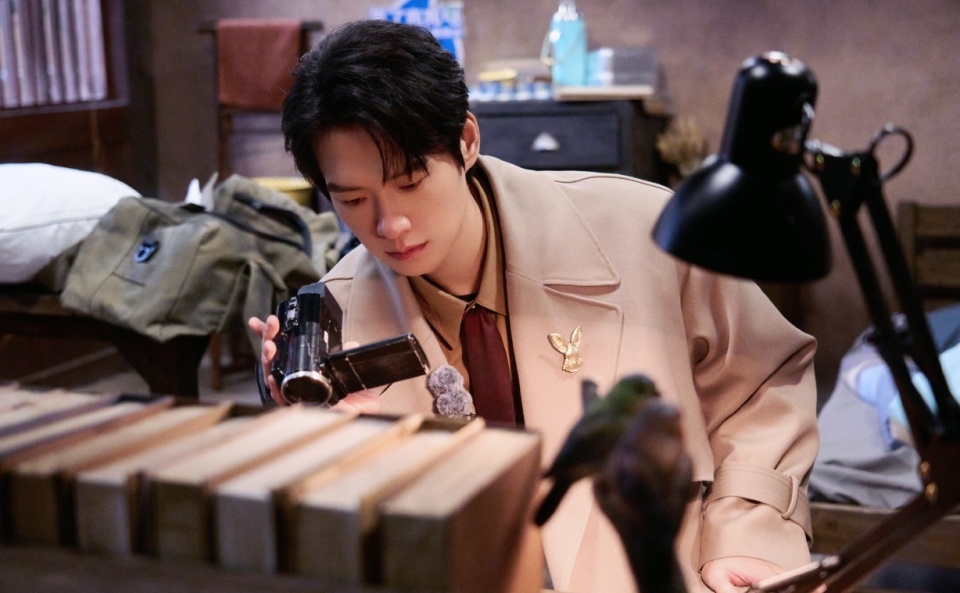 众所周知,白敬亭早年并不火,即便出演了《夏至未至》,也没有爆火,反而