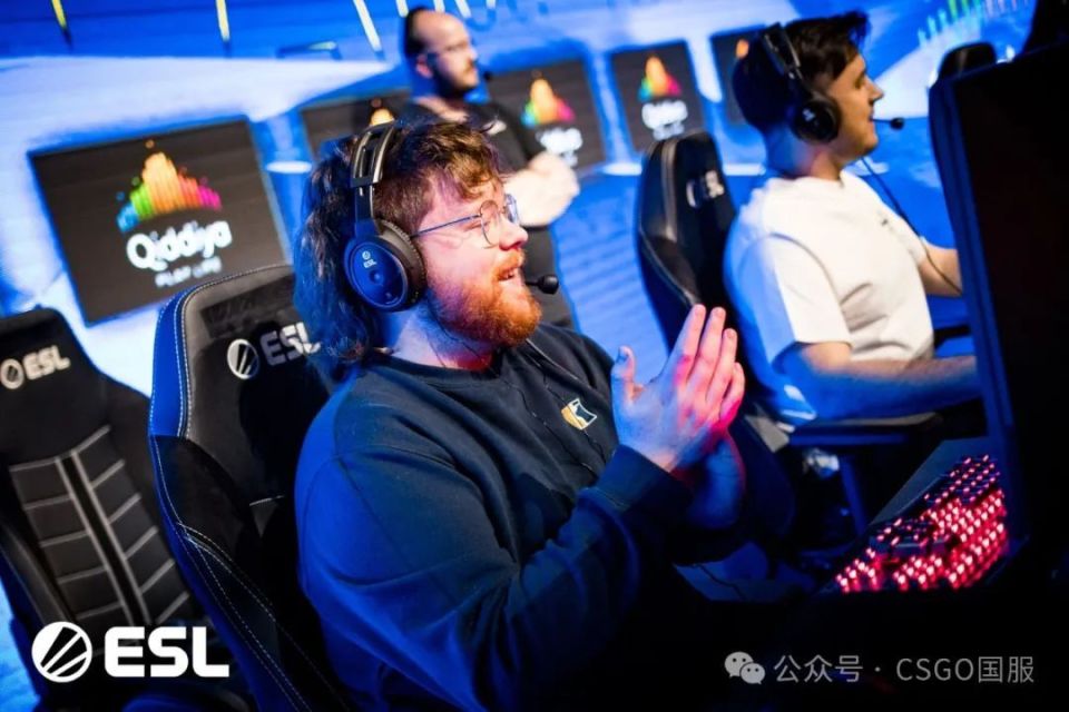 率先进行的是表演赛,双方r8,喷子,内格夫,p90,电击枪纷纷上阵,打得