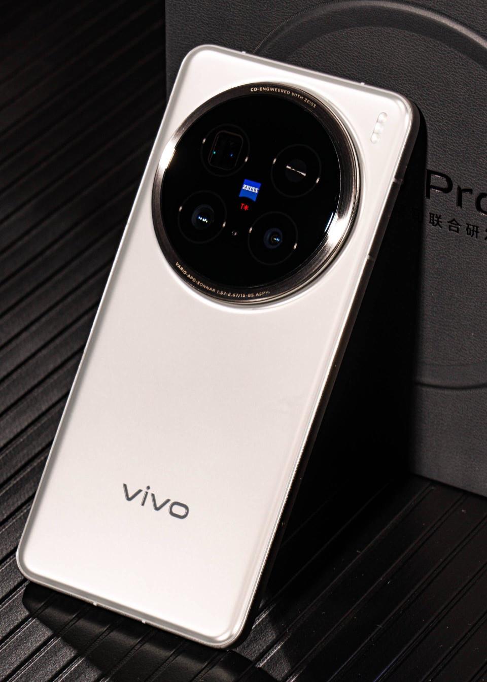 vivo X200 Pro深度评测：蓝晶芯片+顶级影像，安卓旗舰再攀巅峰