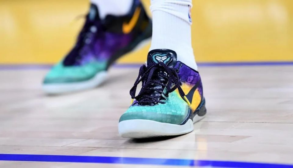 詹姆斯上脚「特殊配色」战靴!_腾讯新闻