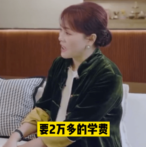 在一档访谈类节目中,李佳琦的母亲李文利曾提到,当时李佳琦入学的时候