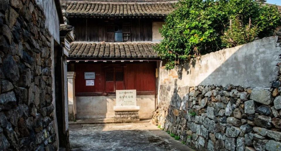 干施岙是一处著名的"海岛民俗村",白墙黛瓦的建筑装饰错落有致,也时常