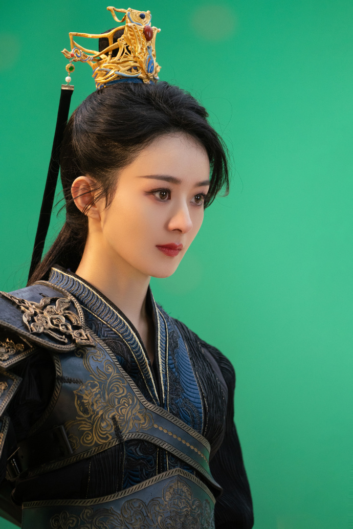 赵丽颖晒照宣传新剧,对镜比心甜如初恋,指甲漆黑引争议_腾讯新闻