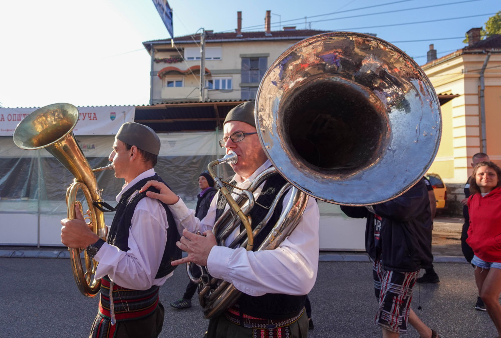 探访塞尔维亚古查小镇铜号节