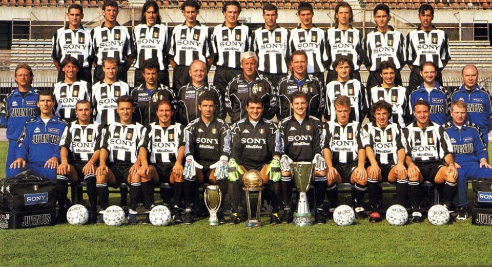 来认人了9798赛季的尤文图斯全家福你能认出多少人呢