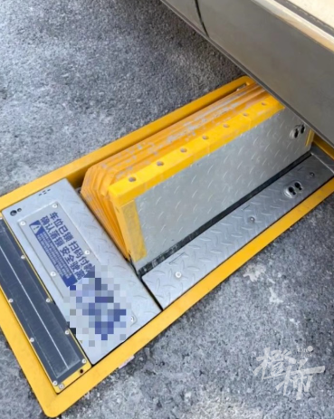 黄龙体育中心附近出现了新的智能车位锁?