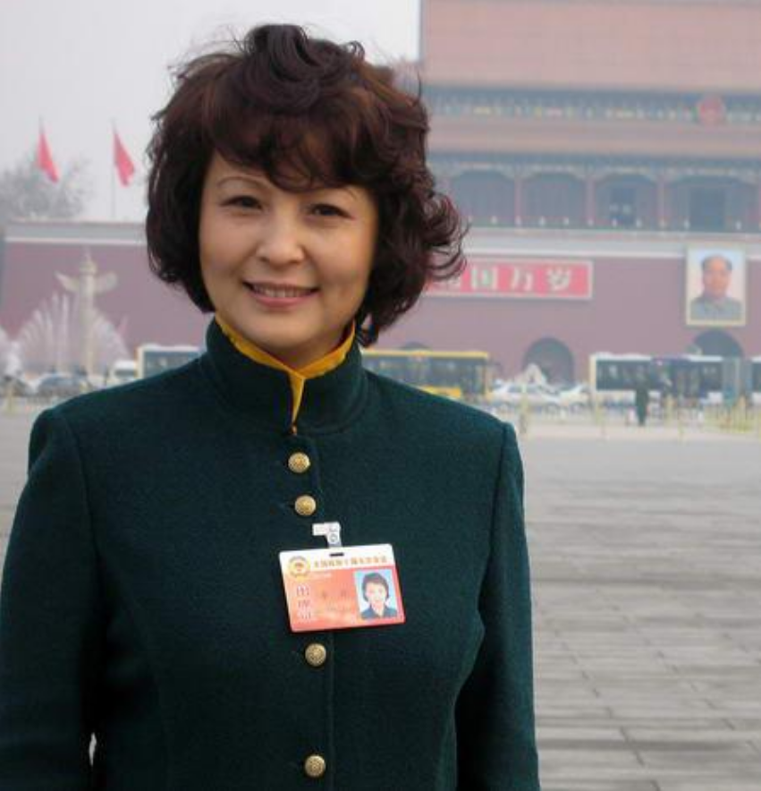 《上海一家人》主演李羚近照曝光,昔日清纯女星,如今65岁酒窝仍醉人