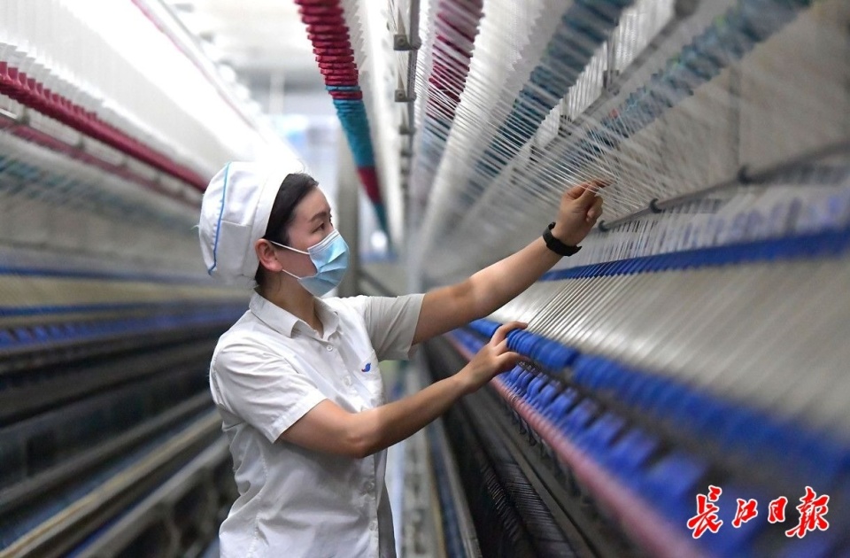 从土法加湿到用平板操控,智能纺纱越纺越顺