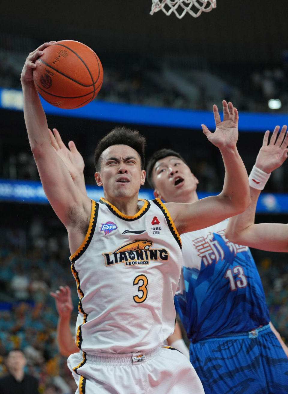 69695月22日,辽宁队球员赵继伟(前)在比赛中上篮.