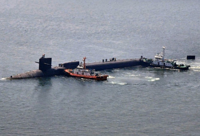 美国俄亥俄级核潜艇驶入韩国釜山港口