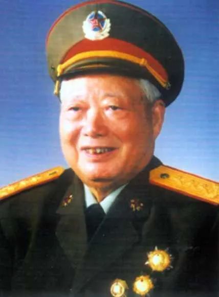 1988年恢复军衔,北京军区司令员授中将,为何政委却是上将?