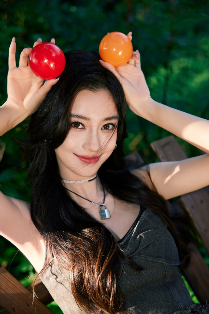 angelababy的笑容也依旧特别有治愈力了,让人的心情也跟着愉悦了起来.
