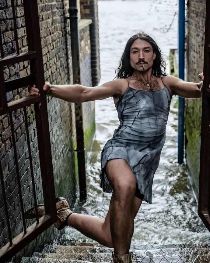 闪电侠埃兹拉·米勒最新照片,连衣裙高跟鞋长发叼着烟_腾讯新闻