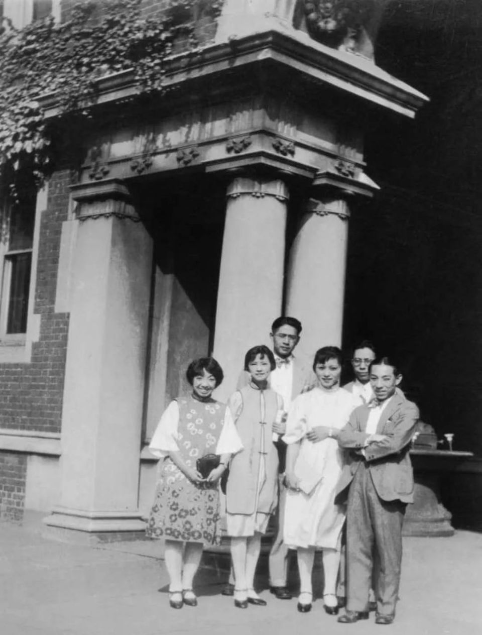 ▌1927年,林徽因(左三)与梁思成(左一),吴文藻(左四),陈意(左五),陈植