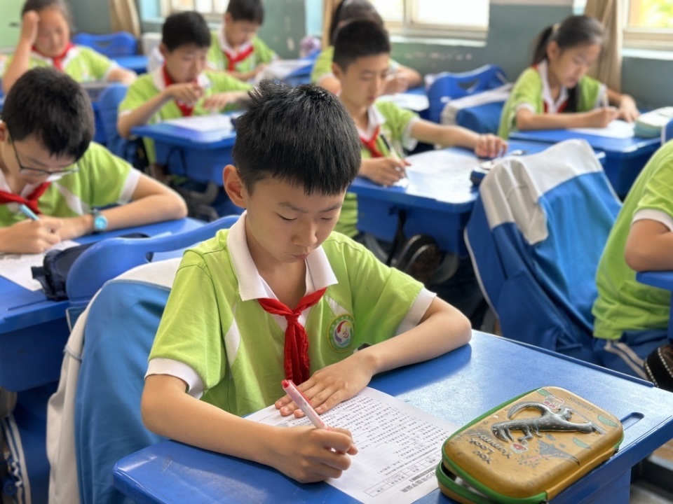 诗魂闪烁,理想飞扬——青岛永安路小学举办"诗与远方"诗词大会弘扬