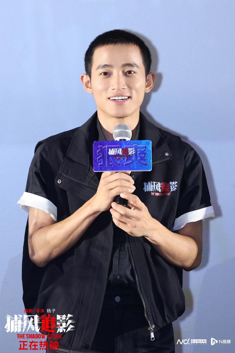斗智斗勇斗心眼！《捕风追影》成龙梁家辉等主创现身广州_腾讯新闻
