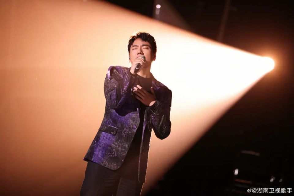 危险舞台打破温室,《歌手2024》的"拨乱反正"