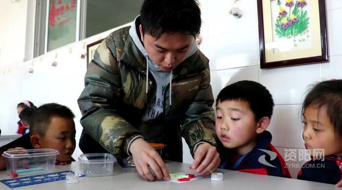 近日,在雁江区马鞍学校(东区)创意衍纸课堂上,教师吴小强正带领学生们