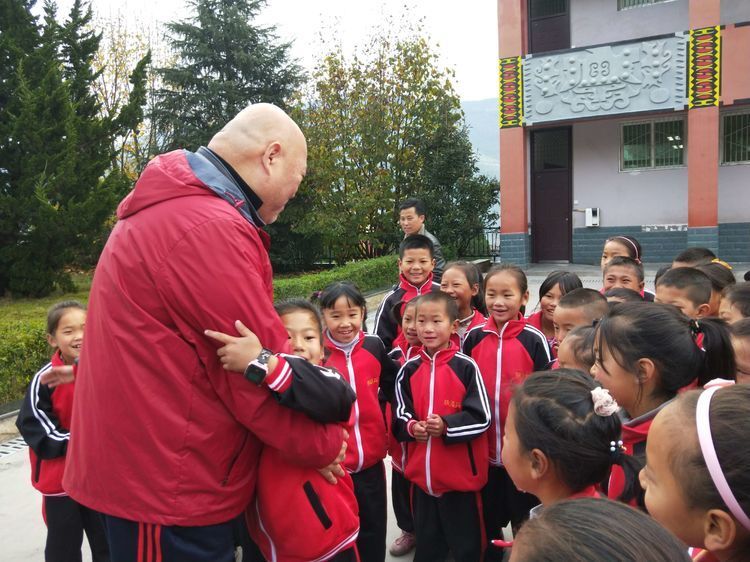 20年捐1000多万援助大凉山铁道兵希望学校,上海球迷王尔康的公益人生