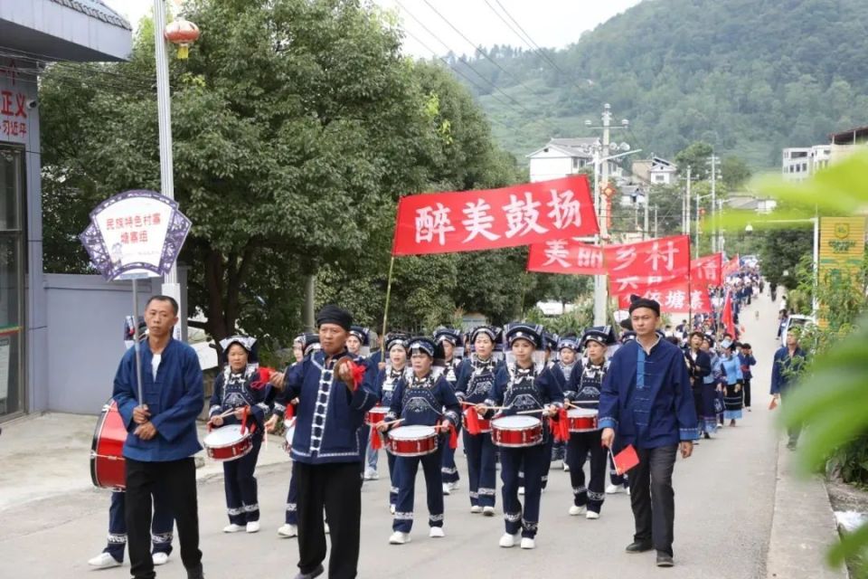 (图为鼓扬镇六月六睬街现场)"近(jin)""近(jìn)"——长顺县作为寡趑