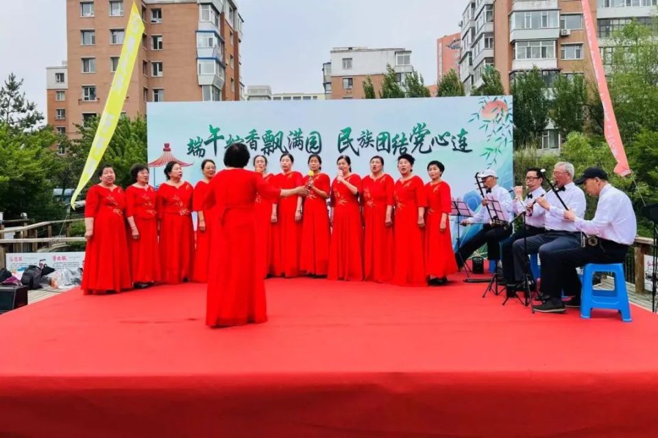 活动现场设置了包粽子体验区,歌舞表演区,二胡音乐欣赏区及非洲鼓欣赏