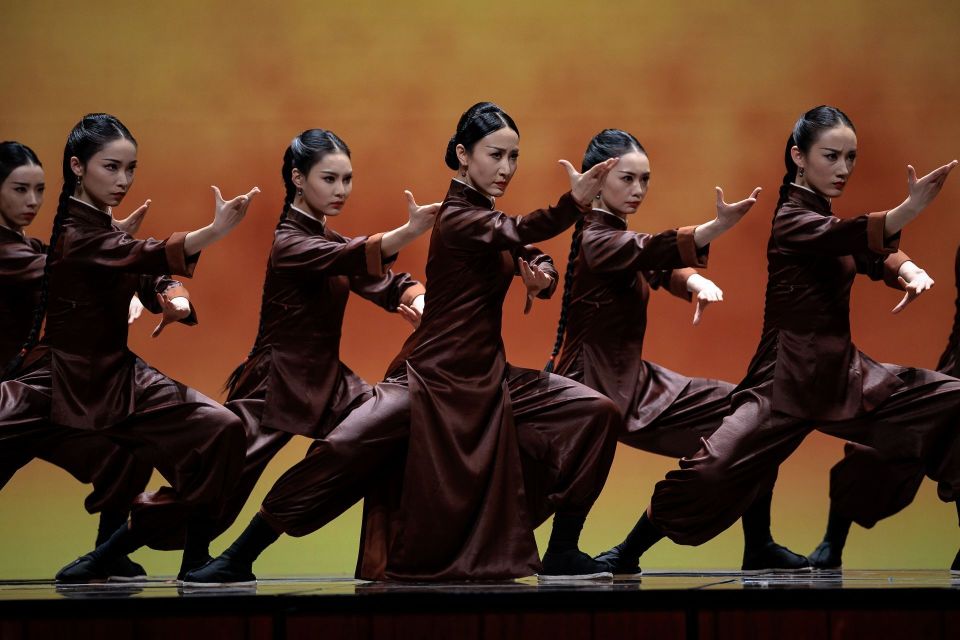 张娅姝则表示,"今晚的节目在表演状态,队形走位,舞台变化较之舞剧