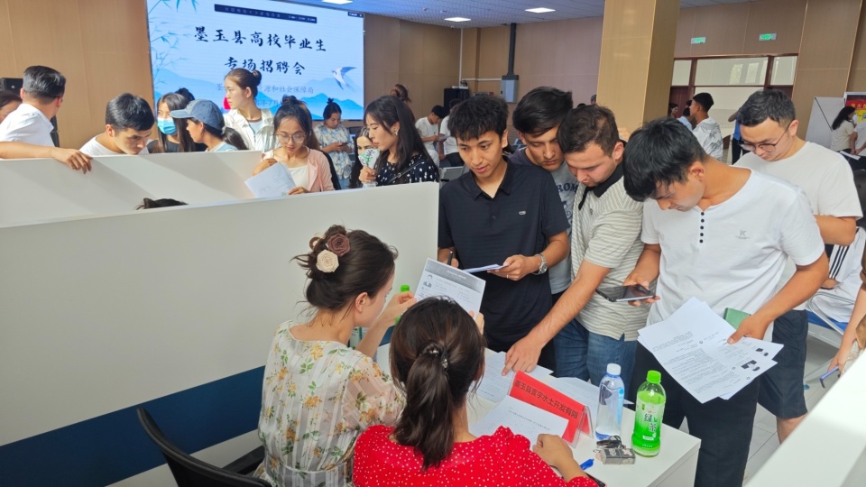 充分利用现代信息技术手段,构建起"线上 线下"双轮驱动的就业服务模式